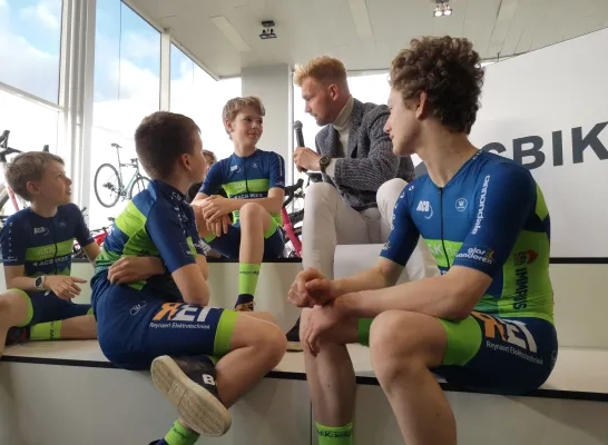 Ruben Van Gucht in gesprek met jonge wielrenners
