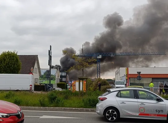 Uitslaande industriebrand in Sint-Pieters-Leeuw