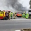 De hulpdiensten zijn massaal ter plaatse voor een uitslaande brand in Sint-Pieters-Leeuw