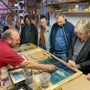 Kunstenaar Guy toont hoe een glas-in-loodraam gemaakt wordt
