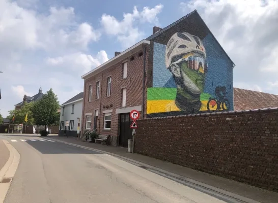 Een portret van Remco Evenepoel op een zijmuur in Elingen