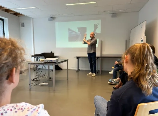 De eerste les Vlaamse gebarentaal in Hoeilaart is een schot in de roos.