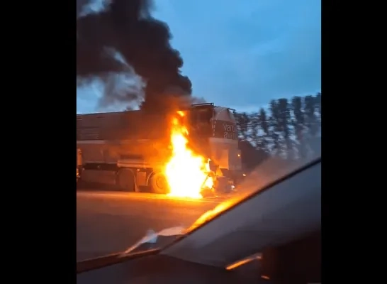 Brandende vrachtwagen