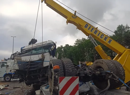 De vrachtwagen belandde om een nog onbekende reden in de middenberm. De bestuurder overleed ter plaatse.