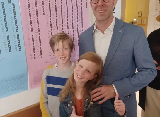 Peter Van Rompuy bracht zijn kinderen mee naar het stembureau