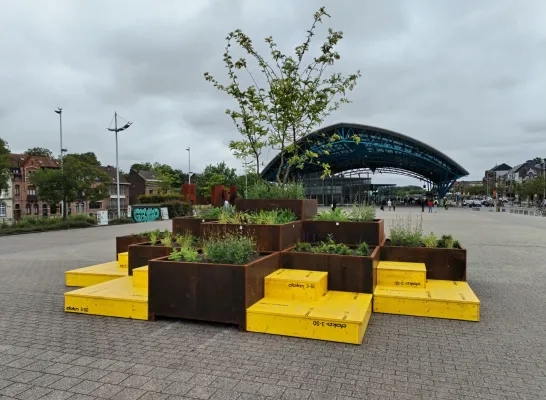 Kleurrijke bakken fleuren Stationplein Halle op