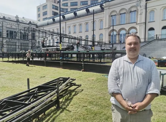 Directeur Joost Fonteyne bij de opbouw van het Walden Festival