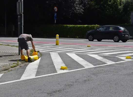 Onbekenden hebben in Strombeek-Bever verkeerspaaltjes afgezaagd