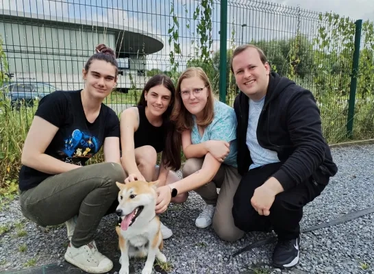 Het nieuwe team in het dierenopvangcentrum Zemst. Uitbaatster Axelle staat links op de foto.