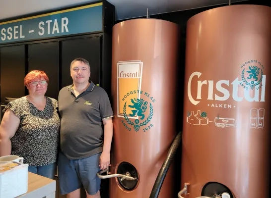 De twee grote biertanks van elk 500 liter