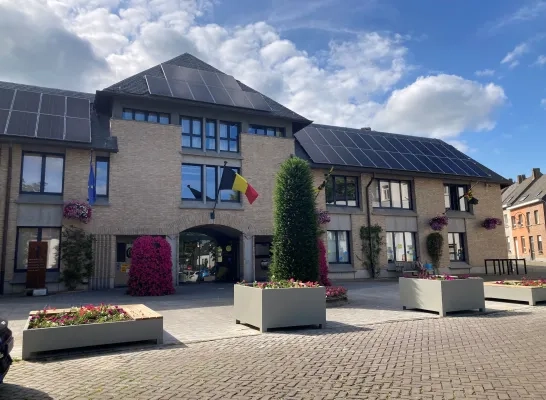 Het Oudstrijdersplein met de plantenbakken/zitbanken