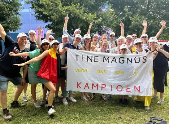 Supporters op post voor Tine Magnus