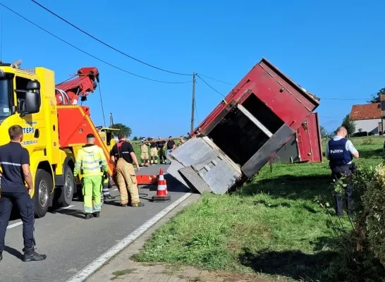 Vrachtwagen kantelt in Bever