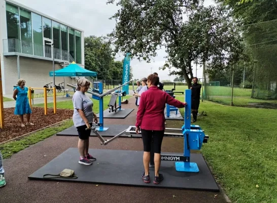 De nieuwe tijdelijke innovatieve fitnesstoestellen op Roelandsveld