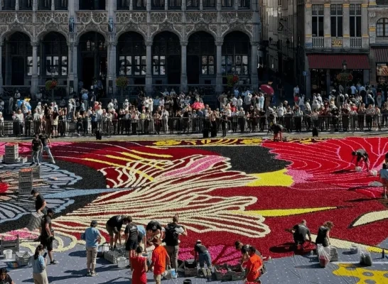 650.000 bloemen versieren Grote Markt in Brussel