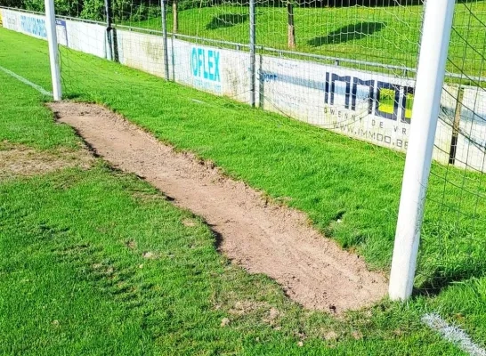 Voetbalveld onbespeelbaar doordat arbeider sleuf op doellijn graaft