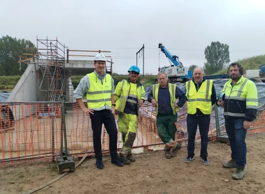 Met hydraulische vijzels wordt de 500 ton zware tunnelkoker via metalen glijbanen naar zijn definitieve plaats geschoven.