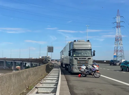 Ondanks het weekendverbod rijdt een vrachtwagen over het Viaduct van Vilvoorde