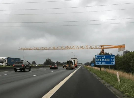 Door een passe-câble kunnen auto's tijdens de afbraak doorwerken.