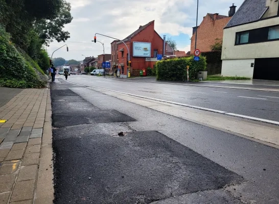 Door dringende werken aan de nutsleidingen is het fietspad in Wemmel herschapen in een lappendeken