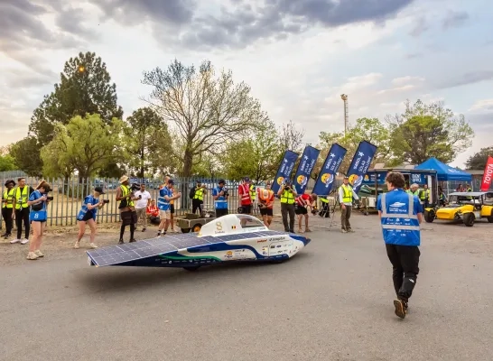 Het Innoptus Solar Team kon de meeste kilometers afleggen, maar kwam te laat aan