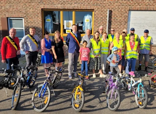 Het gemeentebestuur en de vrijwilligers van de Fietsbieb in Merchtem