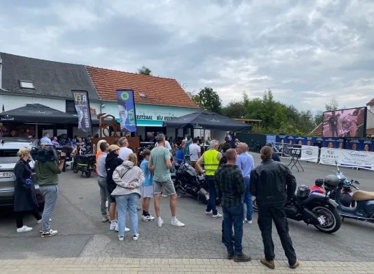 Supporters volgen op groot scherm het WK Tijdrijden en de prestatie van hun wielerheld Remco Evenepoel