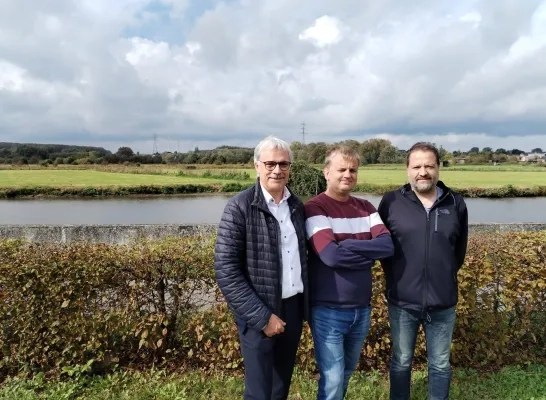 Burgemeester van Roosdaal Wim Goossens en twee buurtbewoners die zicht verzetten tegen de komst van een windturbine