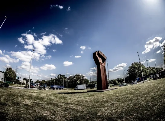 Standbeeld De Vuist in Vilvoorde