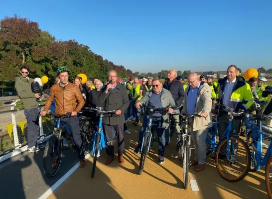 De nieuwe fietsbrug is maar liefst 710 meter lang