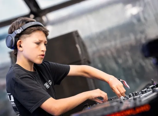 DJ Sebsky (13) is de jongste winnaar ooit van de Oosthoek Live DJ Contest