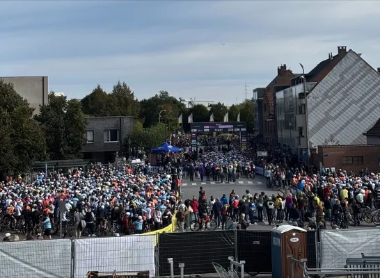 Terugblik op WK gravel: "Deelnemers en supporters van over heel de wereld aan de start in Halle"