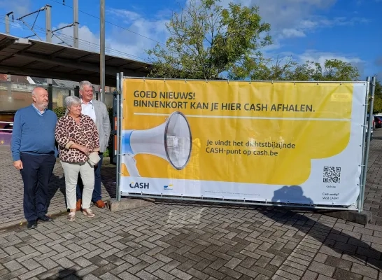 De geldautomaat van Batopin komt aan het station in Lembeek.