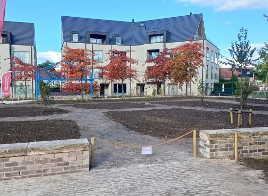 Op het Merelplein in Machelen is 2.000 vierkante meter beton onthard.