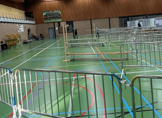 Een lege sporthal in Dilbeek