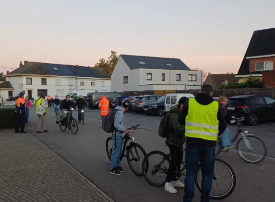 fietslichtcontrole aan de schoolpoort van KOBOS