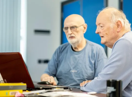 Twee mannen voor een computerscherm