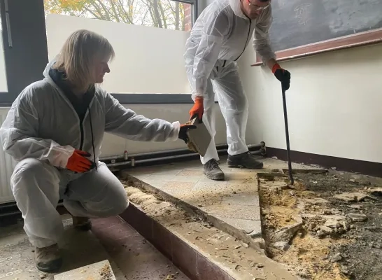 Het team van 3WPlus aan het werk in de oude muziekschool van Groot-Bijgaarden