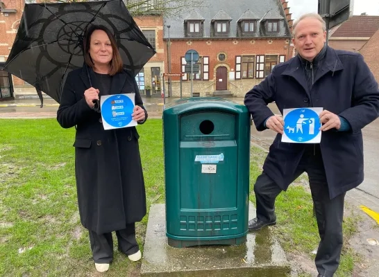 Schepen Lauwers en burgemeester Laeremans tonen de stickers waarmee de gemeente sluikstorters wil sensibiliseren