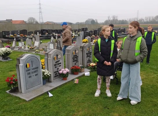 Leerlingen van Virgo De Heide plaatsten zelfgemaakte vlaggetjes aan graven van oud-strijders