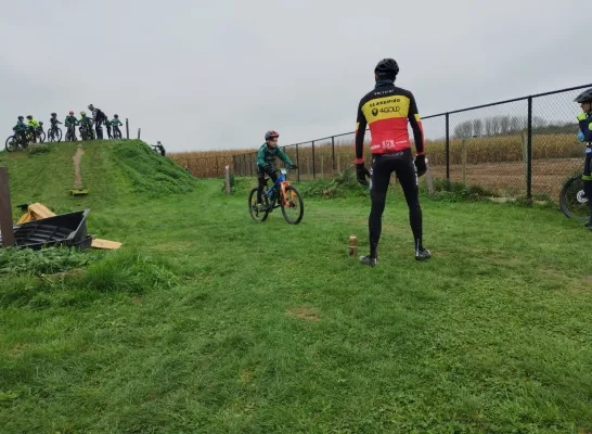 Jarne Vandersteen traint de jongste leden van Wielerschool Pajottenland