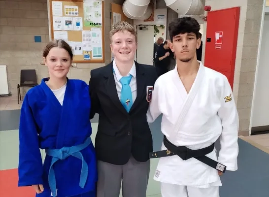 Luna, in het midden, is judoka én official