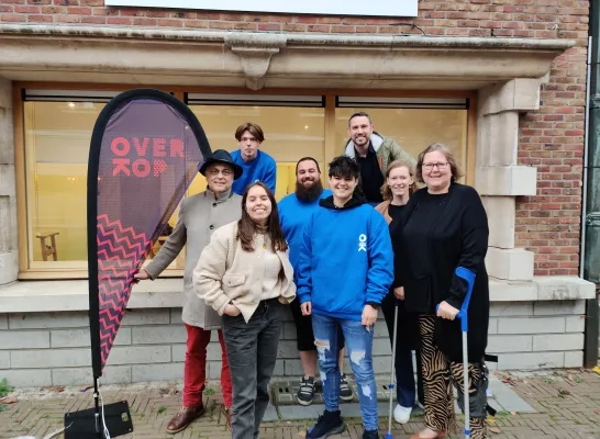 Samen met de medewerkers kijken schepenen Windelen, De Wilde en Olbrechts uit naar de opening van het OverKophuis in Grimbergen