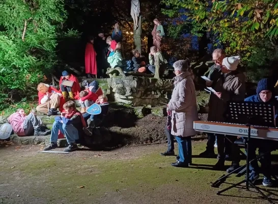 Na de plechtigheid aan de Lourdesgrot ging het met lampionnen gemaakt van bieten richting het kasteel van Ramsdonk. 