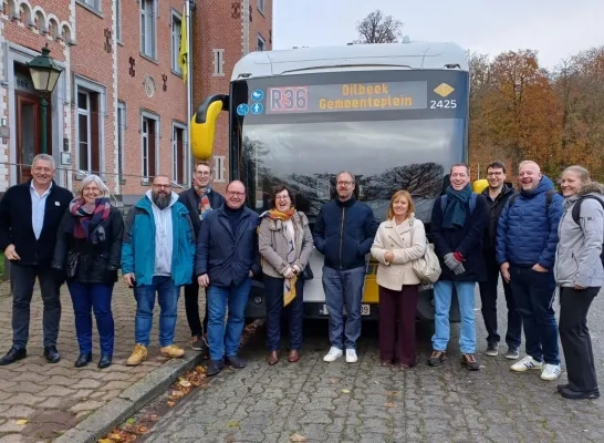 De Lijn wijzigt aanbod in Dilbeek en het Pajottenland, maar kan niet alle plannen realiseren door een tekort aan chauffeurs en bussen 