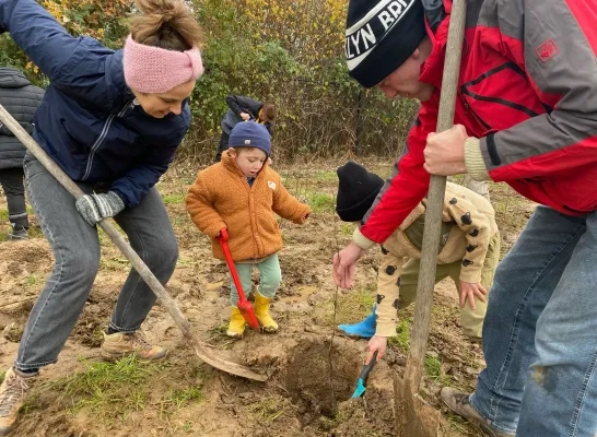 Iedereen steekt de handen uit de mouwen om bomen te planten