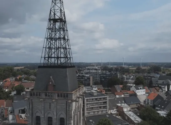 Sint-Martinuskerk in Asse leed onder een zware storm