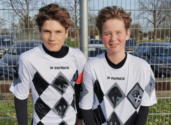 De nieuwe truitjes van de U13 van FC Galmaarden zijn een ontwerp van de Limburgse kunstenaar Jeff Swinnen