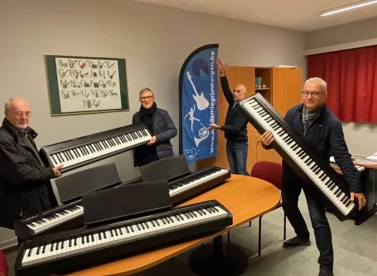 De Fifty One Club schenkt vijf elektrische piano's aan de Academie van Grimbergen