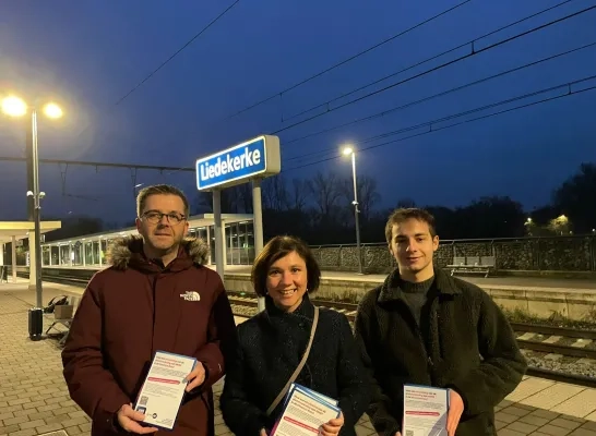 Lokale Open VLD-afdelingen voeren met Kamerlid Irina De Knop actie aan het station van Liedekerke